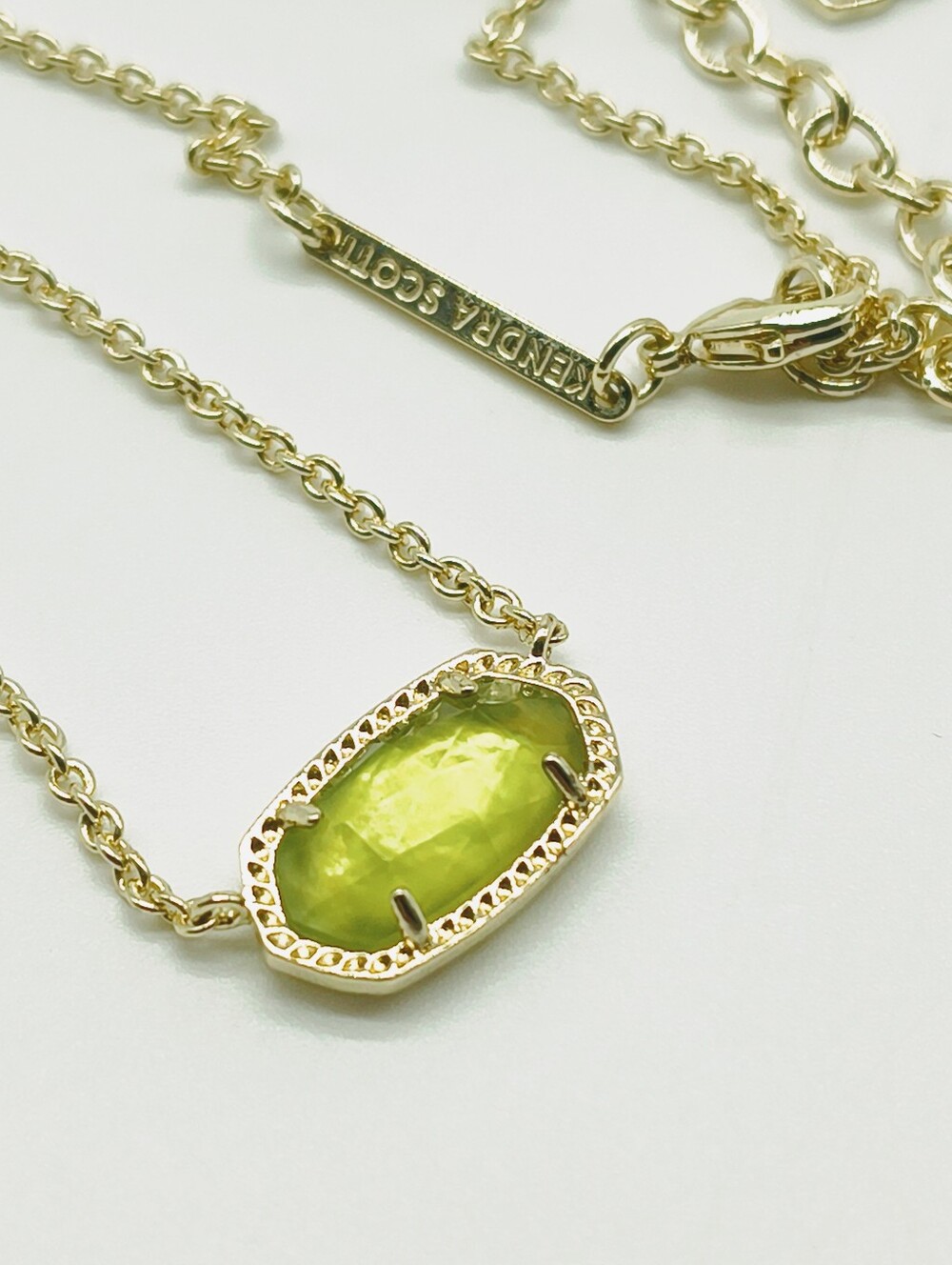 Kendra Scott Elisa Gold Pendant Necklace in Peridot Illusion